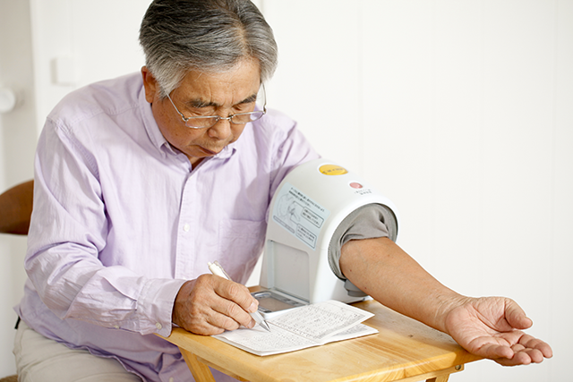 血圧を測る男性